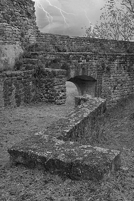 Vieille porte - Pontevès © Mélanie de Beaumont 