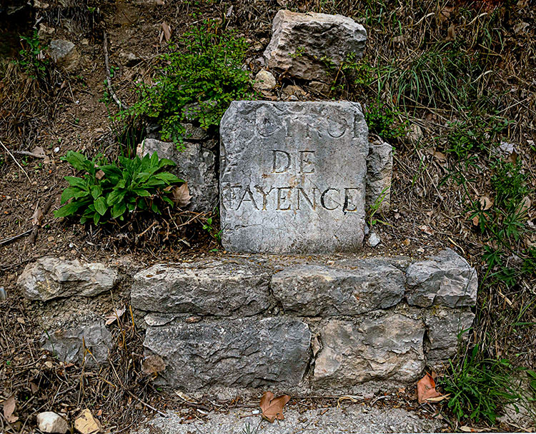 Pierre d'octroi entre les villages de Fayence et Tourrettes © Photo Club Foyer Rural Fayence Tourrettes 